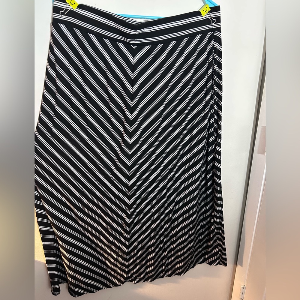 Faded Glory Black and White Chevron A-Line Skirt